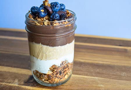 Coupe de chocolat et beurre de cacahuètes protéiné avec myrtilles et pépite de chocolat noir