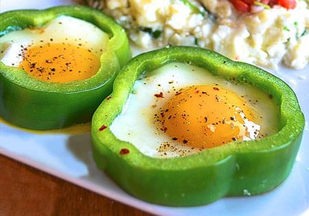 Poivrons avec fit porridge blanc d'œufs et Pico de Gallo